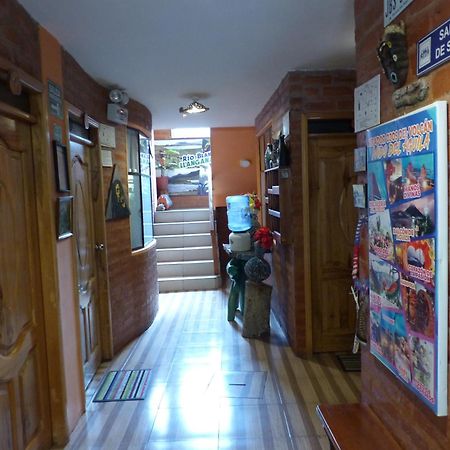 באניוס Hostal La Casa Amarilla City מראה חיצוני תמונה
