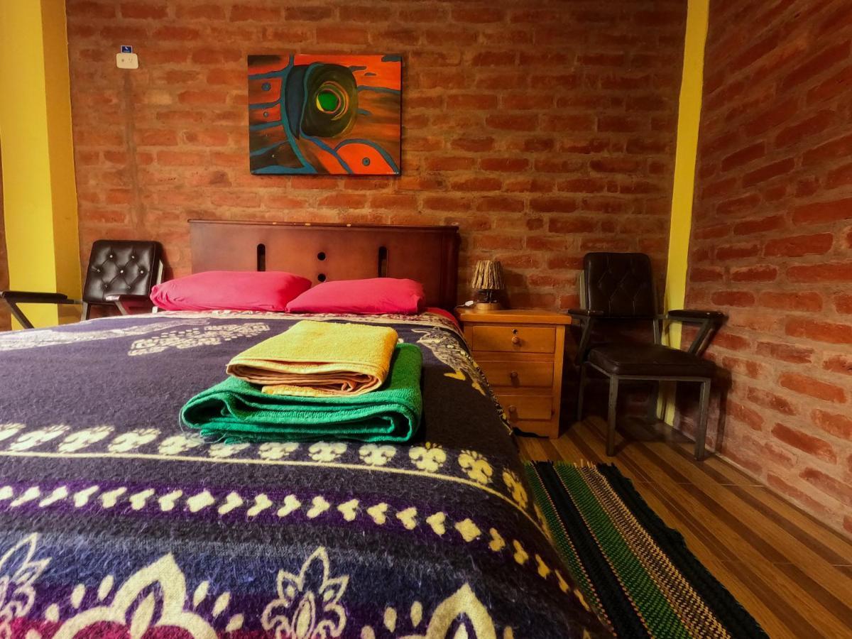 באניוס Hostal La Casa Amarilla City מראה חיצוני תמונה