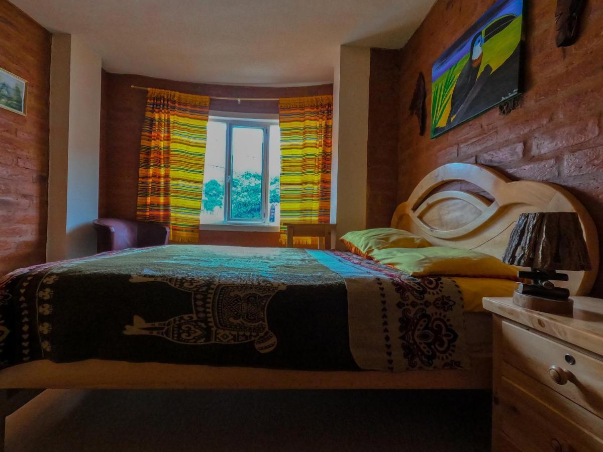 באניוס Hostal La Casa Amarilla City מראה חיצוני תמונה