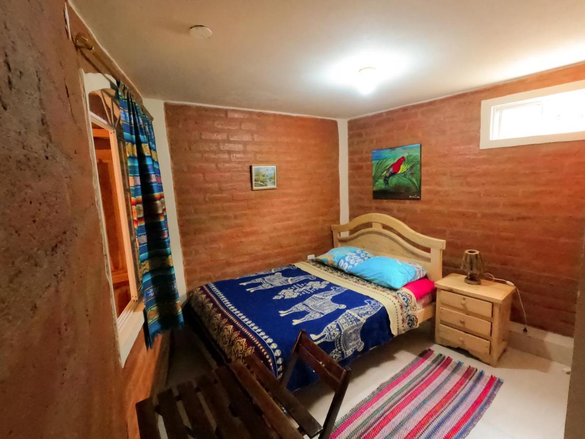 באניוס Hostal La Casa Amarilla City מראה חיצוני תמונה
