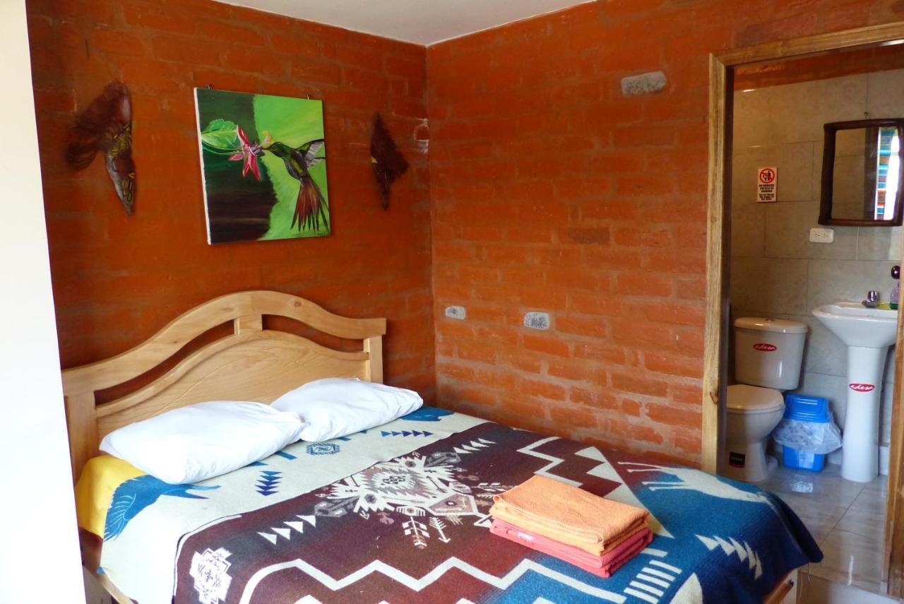 באניוס Hostal La Casa Amarilla City מראה חיצוני תמונה
