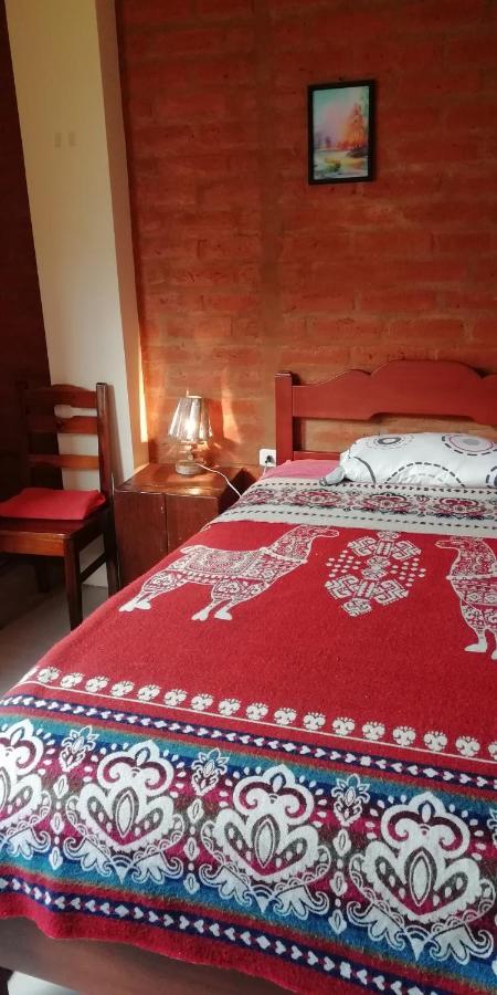 באניוס Hostal La Casa Amarilla City מראה חיצוני תמונה