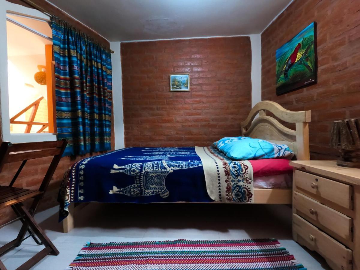באניוס Hostal La Casa Amarilla City מראה חיצוני תמונה