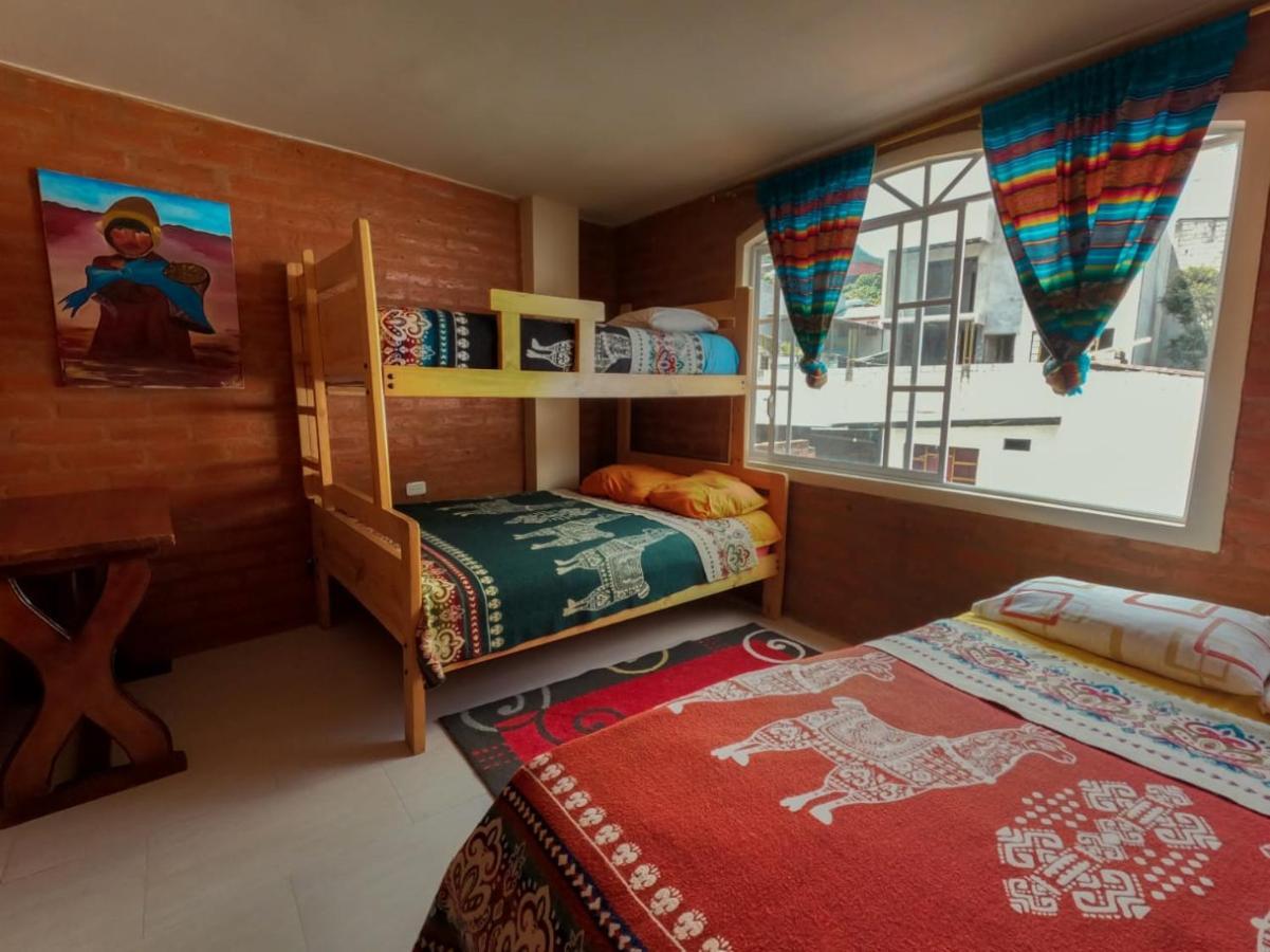 באניוס Hostal La Casa Amarilla City מראה חיצוני תמונה