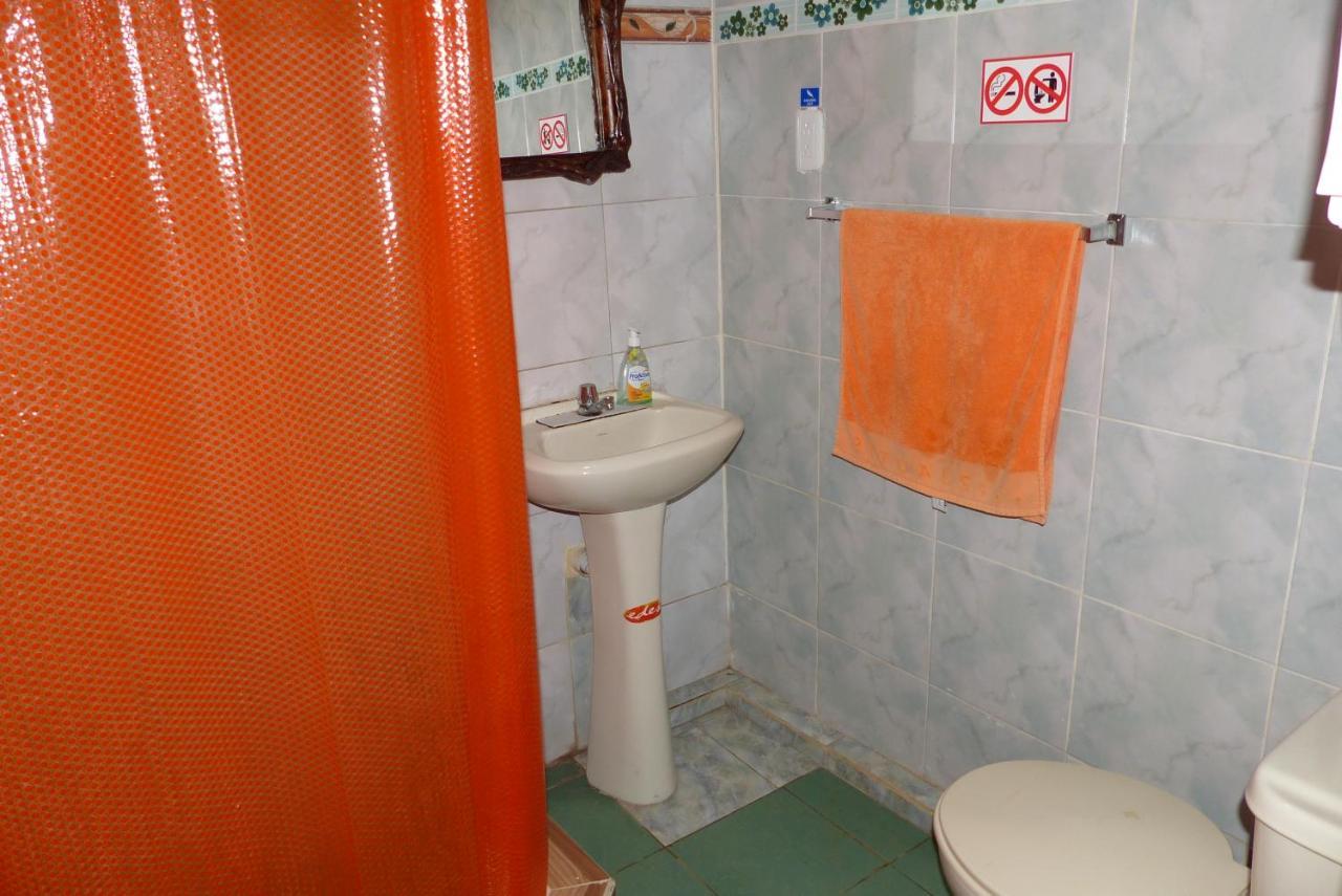 באניוס Hostal La Casa Amarilla City מראה חיצוני תמונה