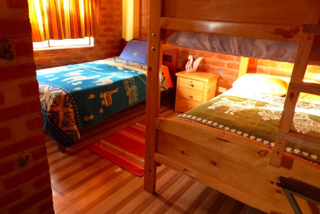באניוס Hostal La Casa Amarilla City מראה חיצוני תמונה
