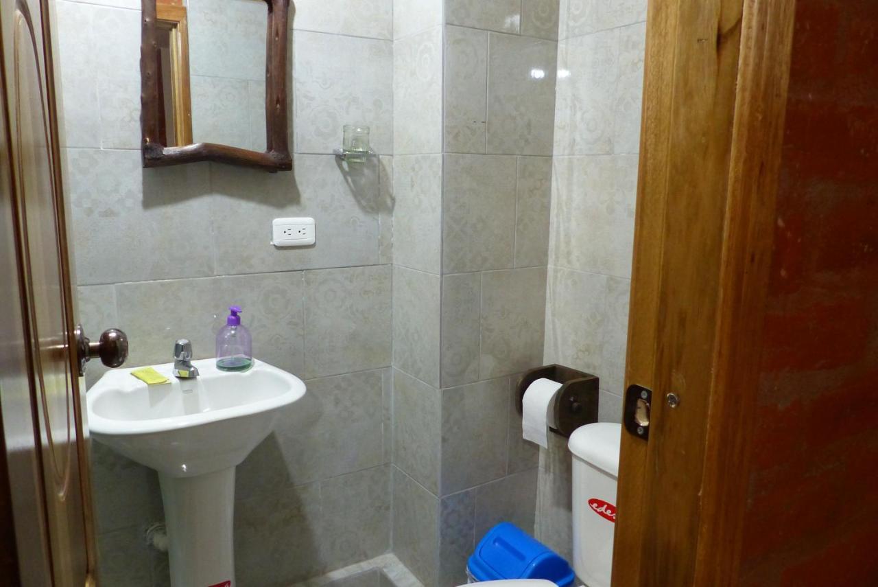 באניוס Hostal La Casa Amarilla City מראה חיצוני תמונה