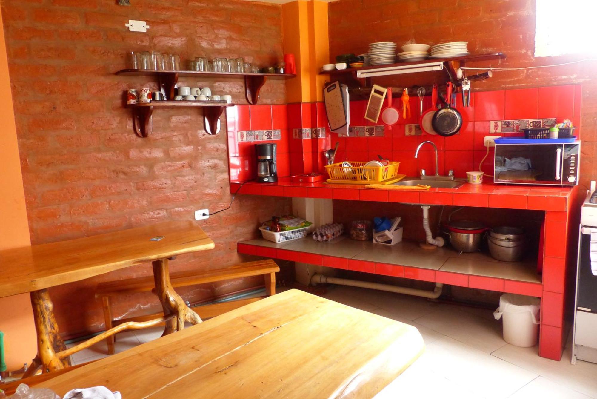 באניוס Hostal La Casa Amarilla City מראה חיצוני תמונה