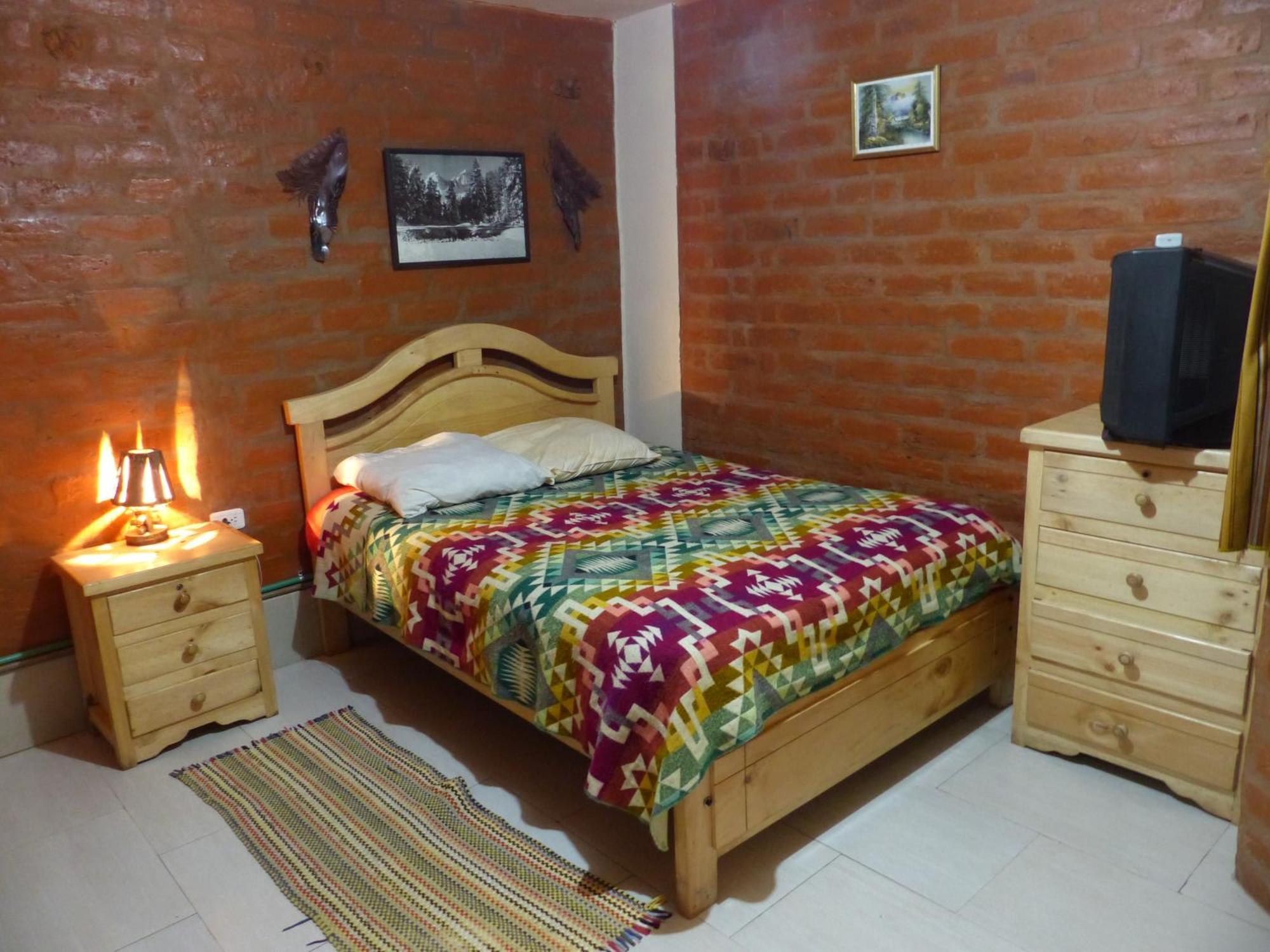 באניוס Hostal La Casa Amarilla City מראה חיצוני תמונה