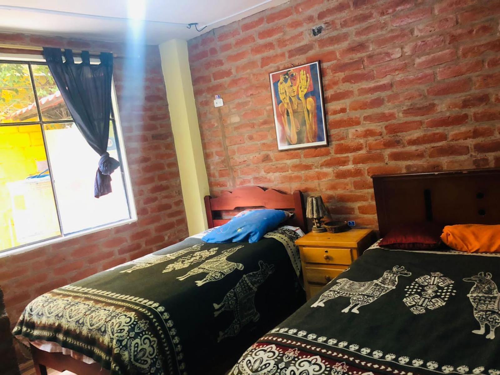 באניוס Hostal La Casa Amarilla City מראה חיצוני תמונה