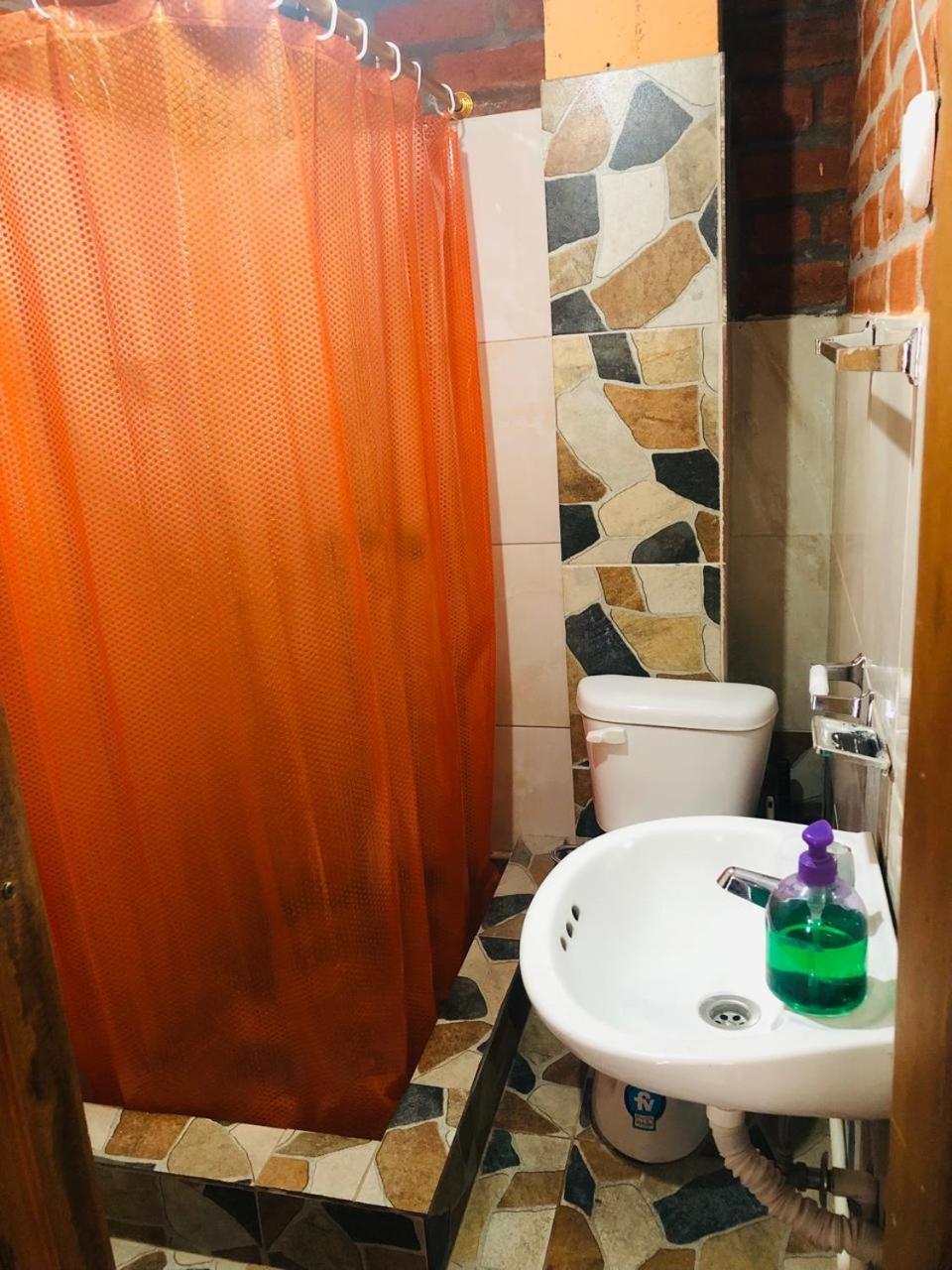 באניוס Hostal La Casa Amarilla City מראה חיצוני תמונה