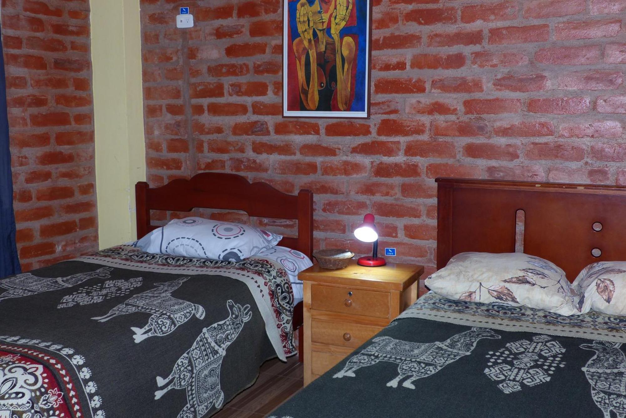 באניוס Hostal La Casa Amarilla City מראה חיצוני תמונה