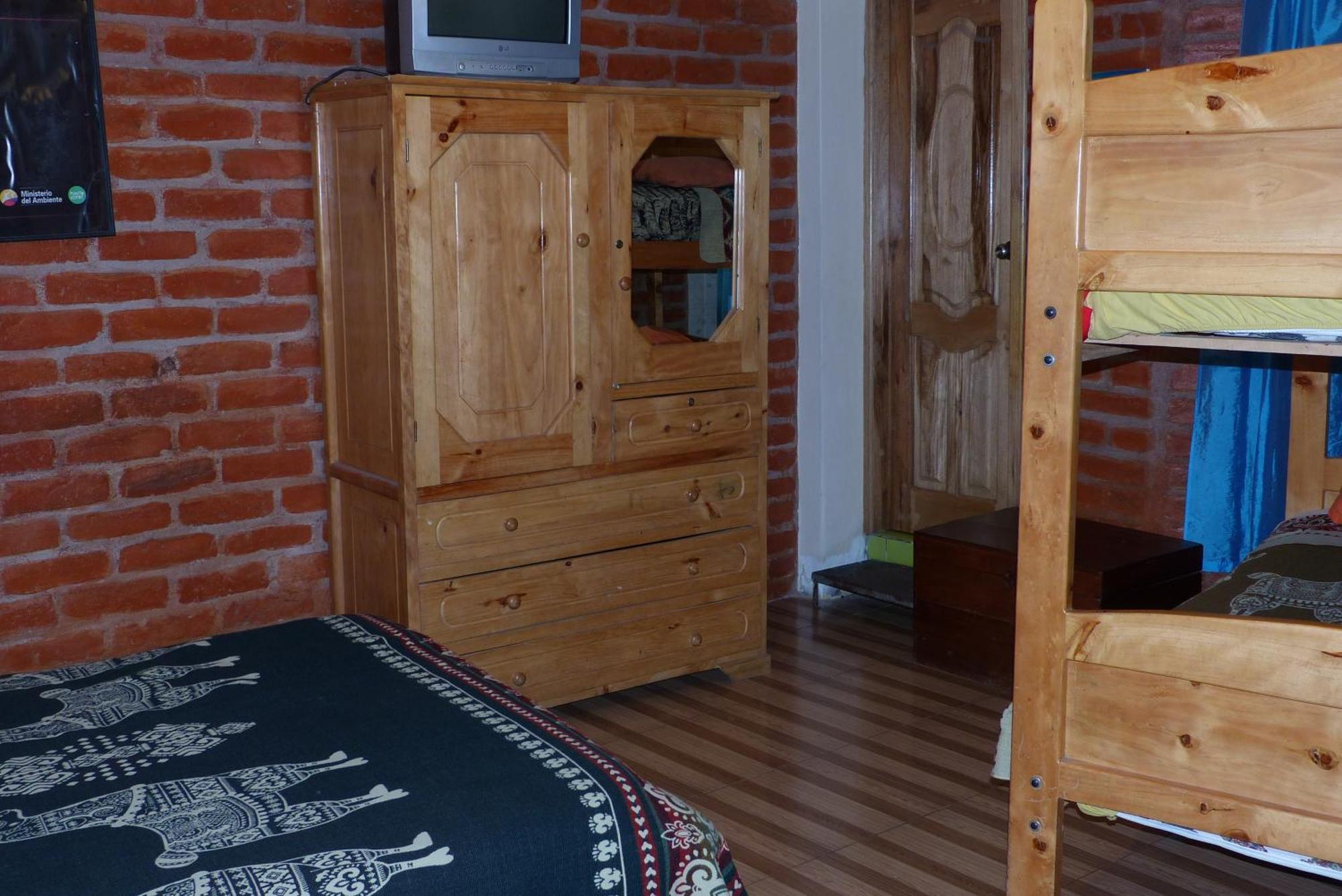 באניוס Hostal La Casa Amarilla City מראה חיצוני תמונה