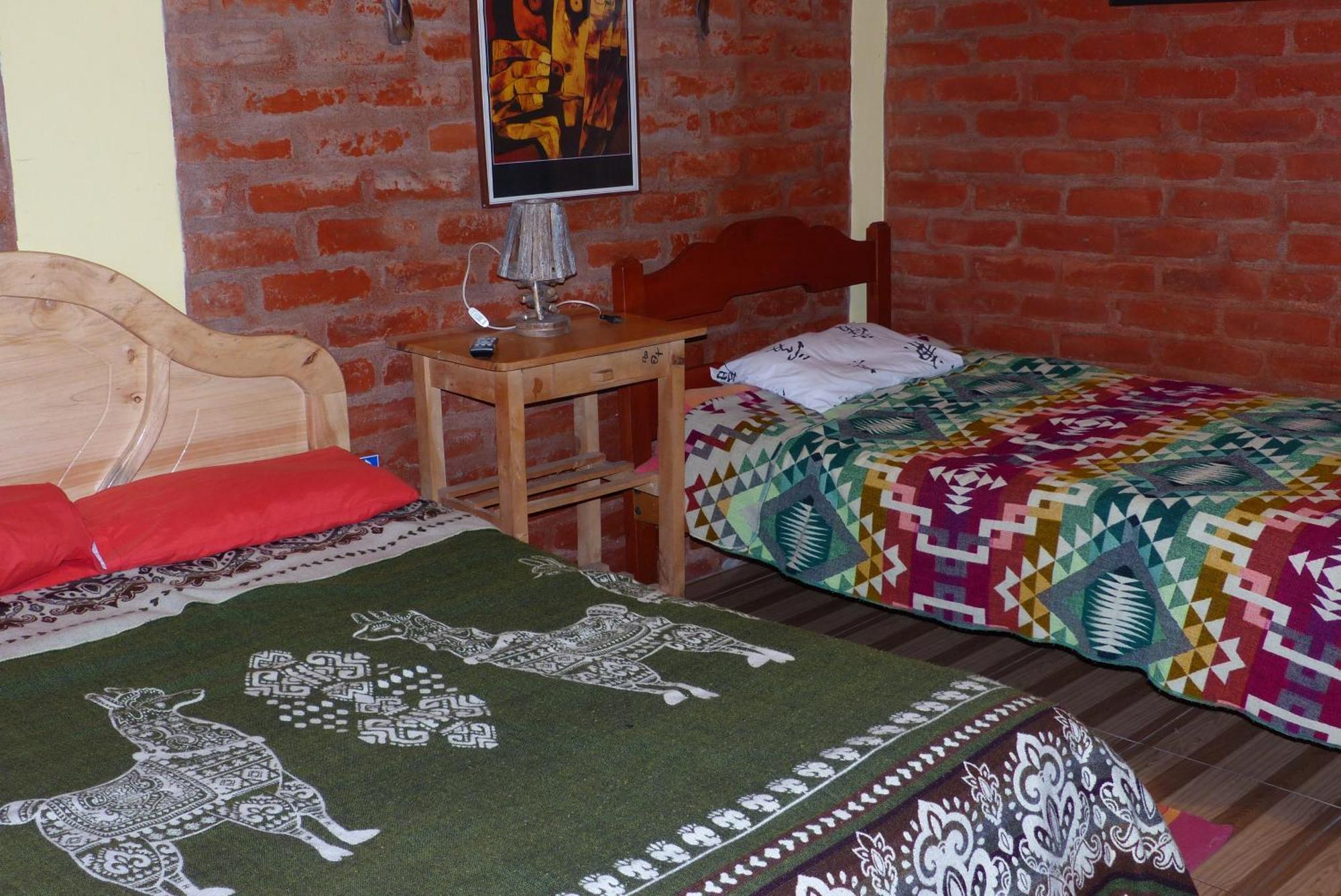 באניוס Hostal La Casa Amarilla City מראה חיצוני תמונה
