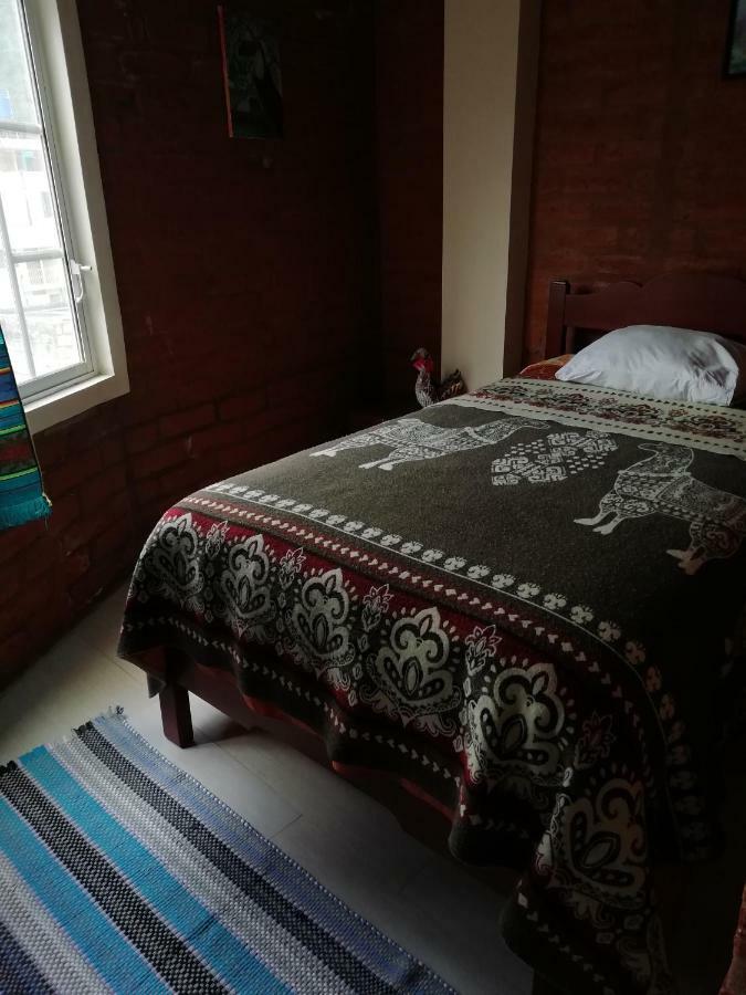באניוס Hostal La Casa Amarilla City מראה חיצוני תמונה