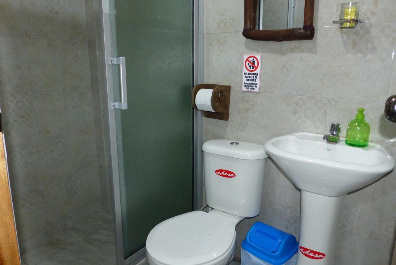 באניוס Hostal La Casa Amarilla City מראה חיצוני תמונה
