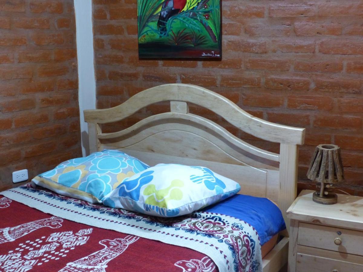 באניוס Hostal La Casa Amarilla City מראה חיצוני תמונה