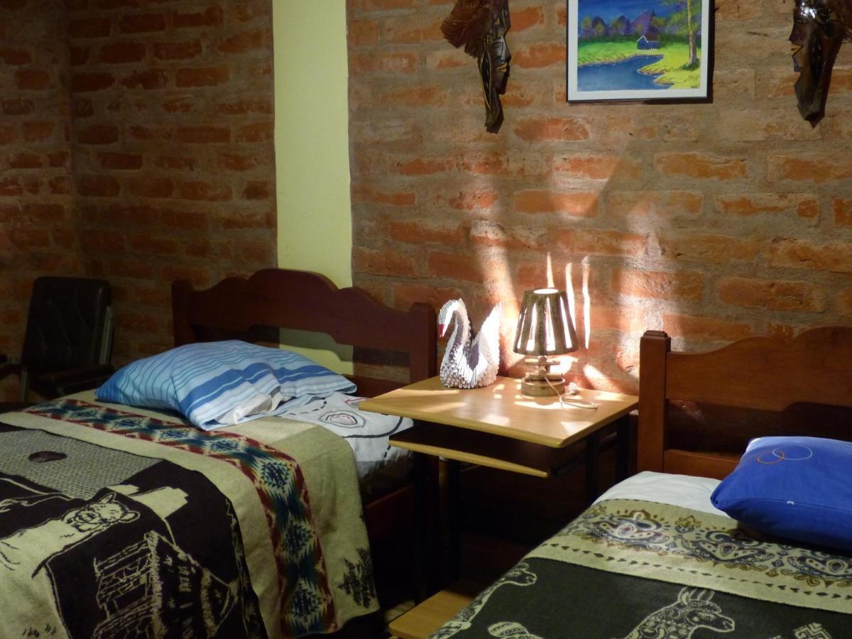 באניוס Hostal La Casa Amarilla City מראה חיצוני תמונה