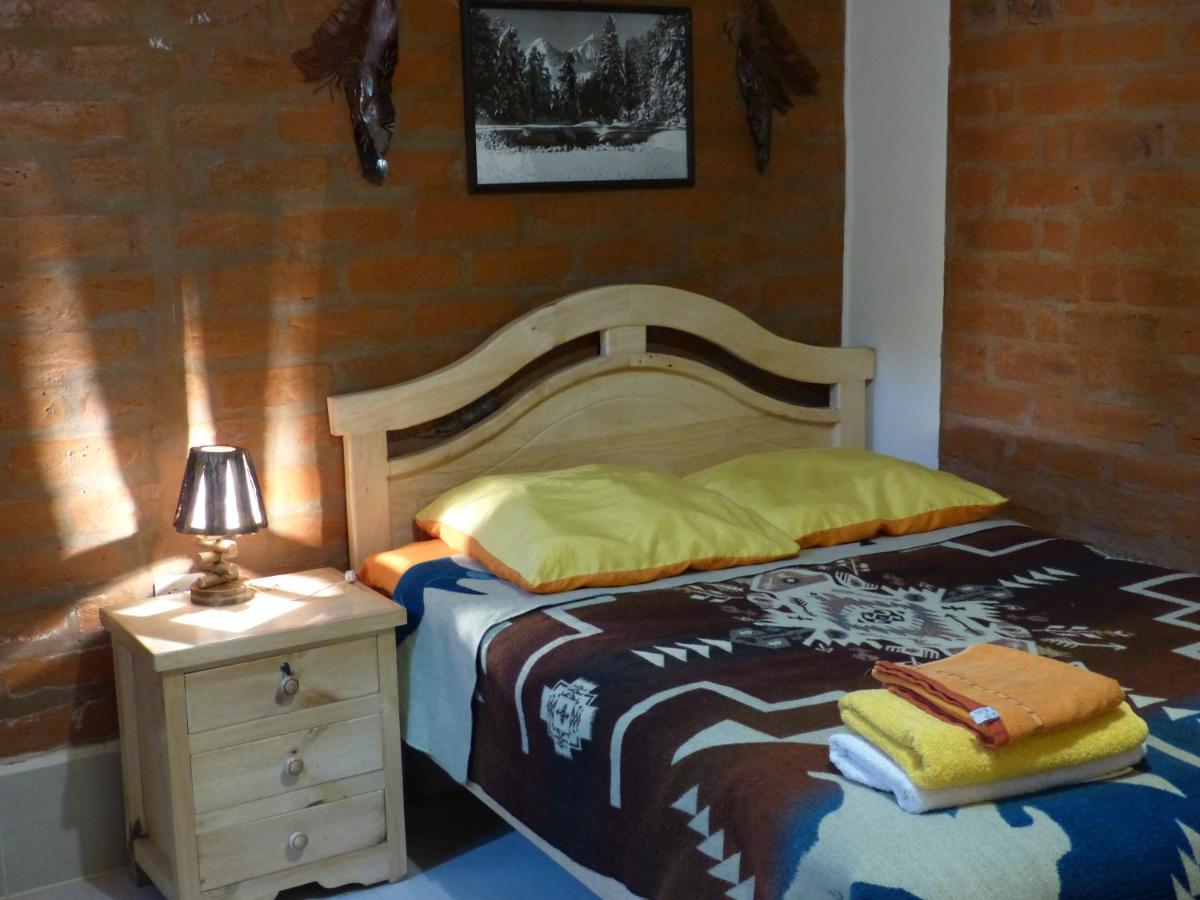 באניוס Hostal La Casa Amarilla City מראה חיצוני תמונה