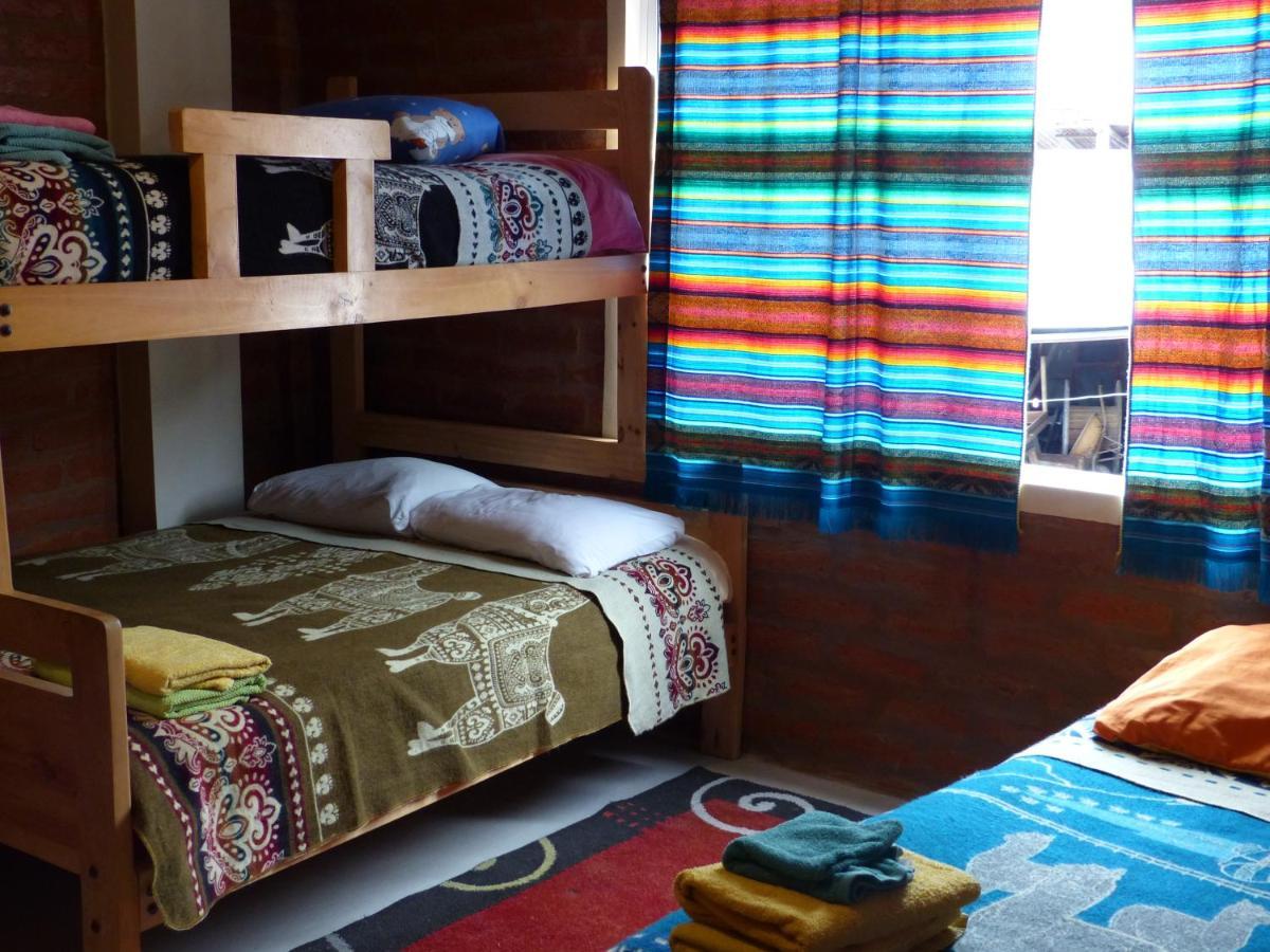 באניוס Hostal La Casa Amarilla City מראה חיצוני תמונה